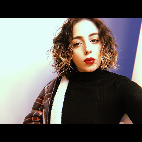 Meet your Posher, Karina - Picture 1 of 1